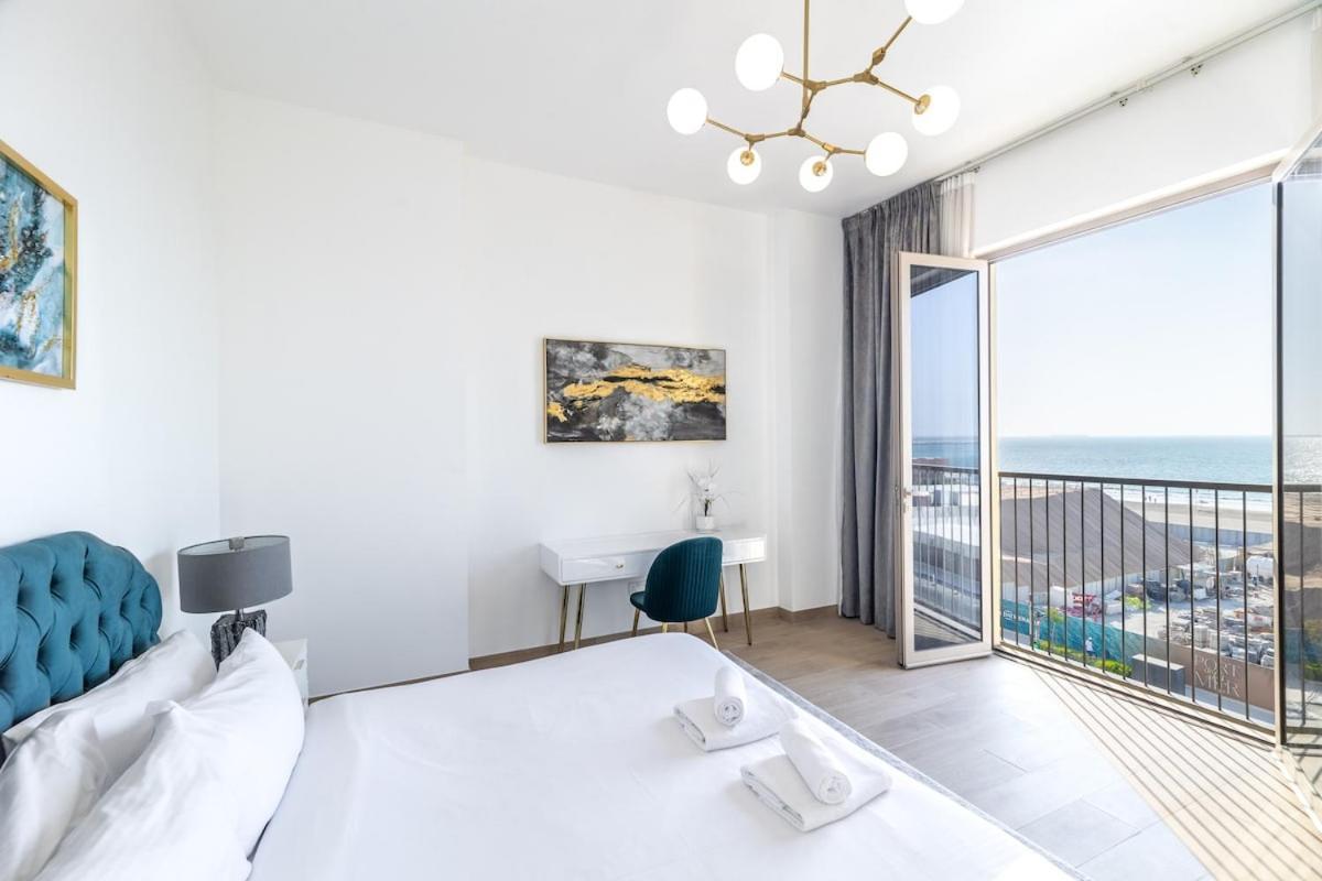 Goldbest Beachfront 2br La Apartment *