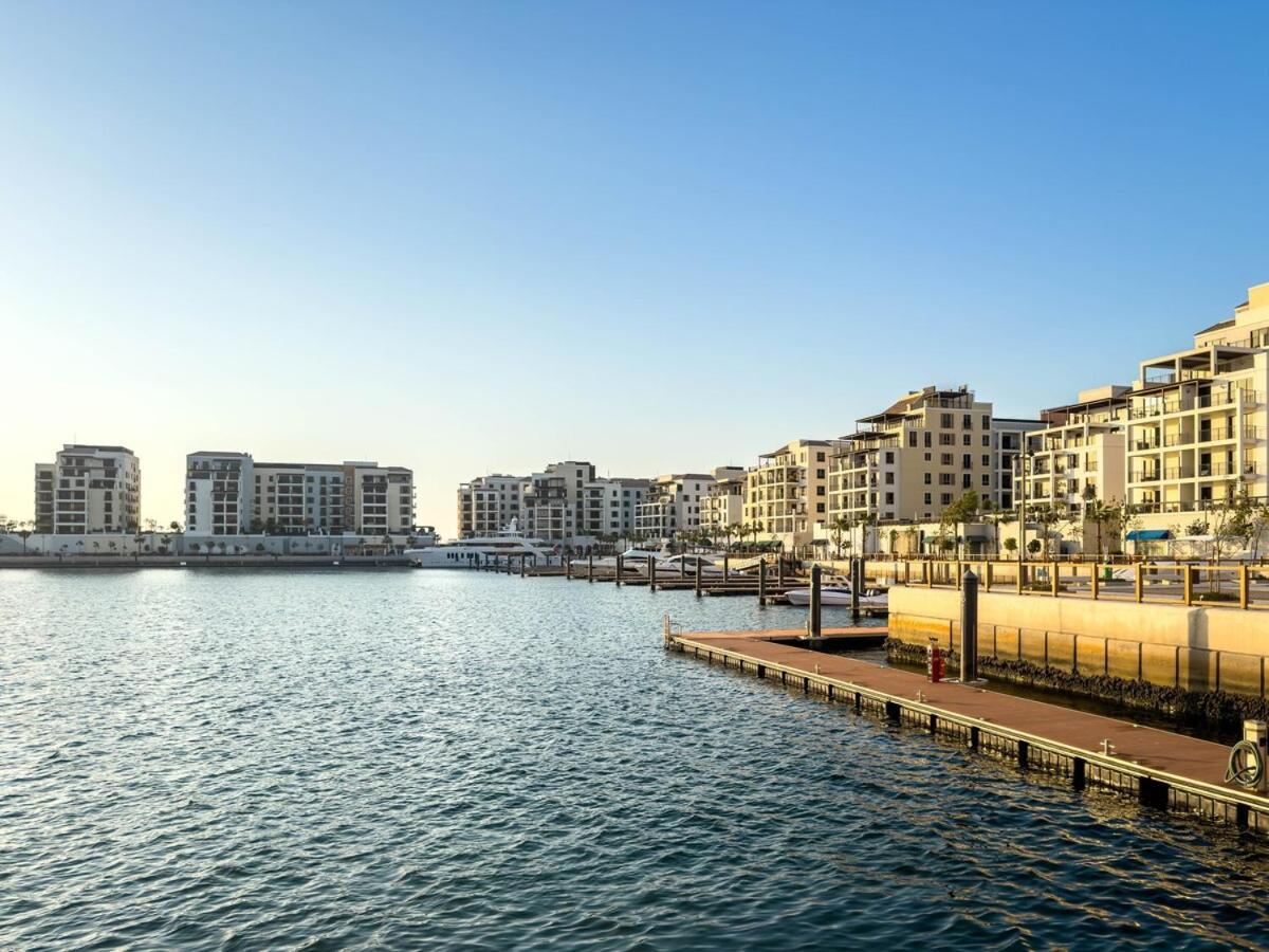 Goldbest Beachfront 2br La Apartment